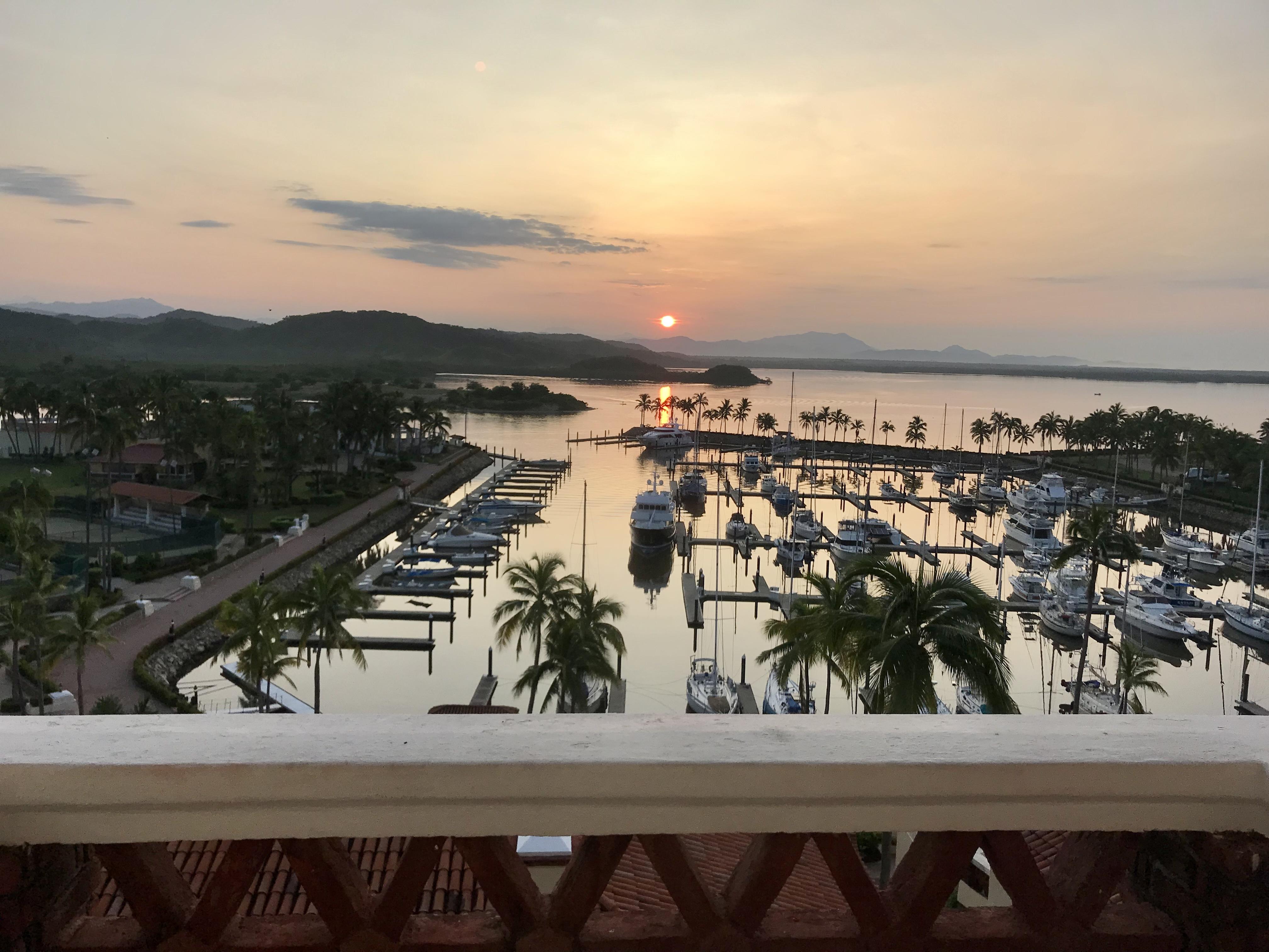 Grand Isla Navidad Golf & Spa Resort With Marina Барра-де-Навидад Экстерьер фото Sunset over the marina