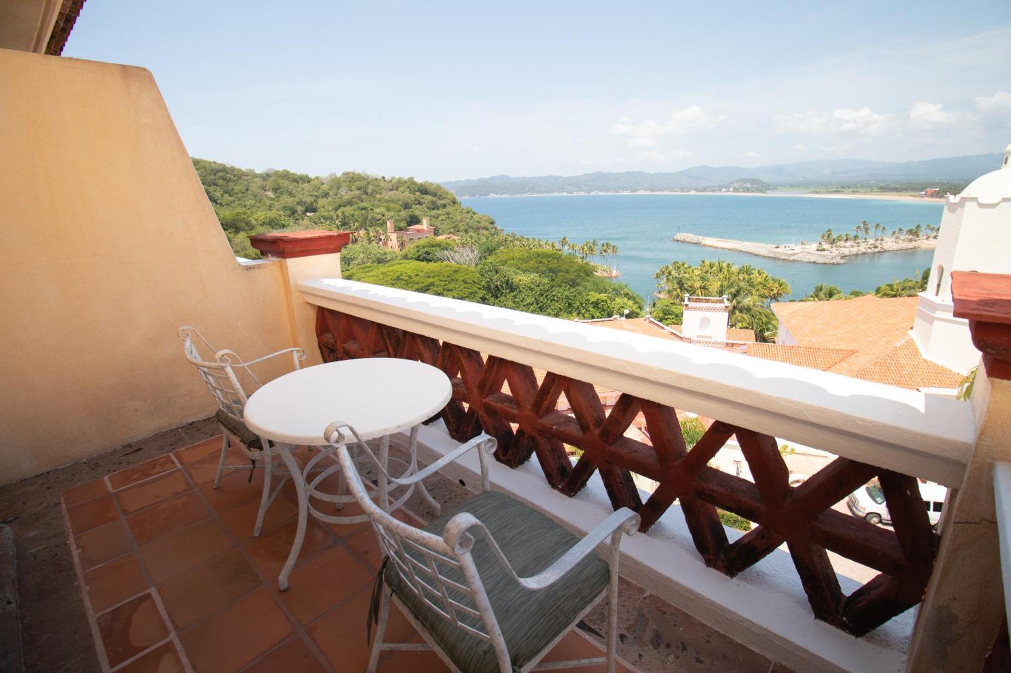 Grand Isla Navidad Golf & Spa Resort With Marina Барра-де-Навидад Экстерьер фото A balcony in a hotel