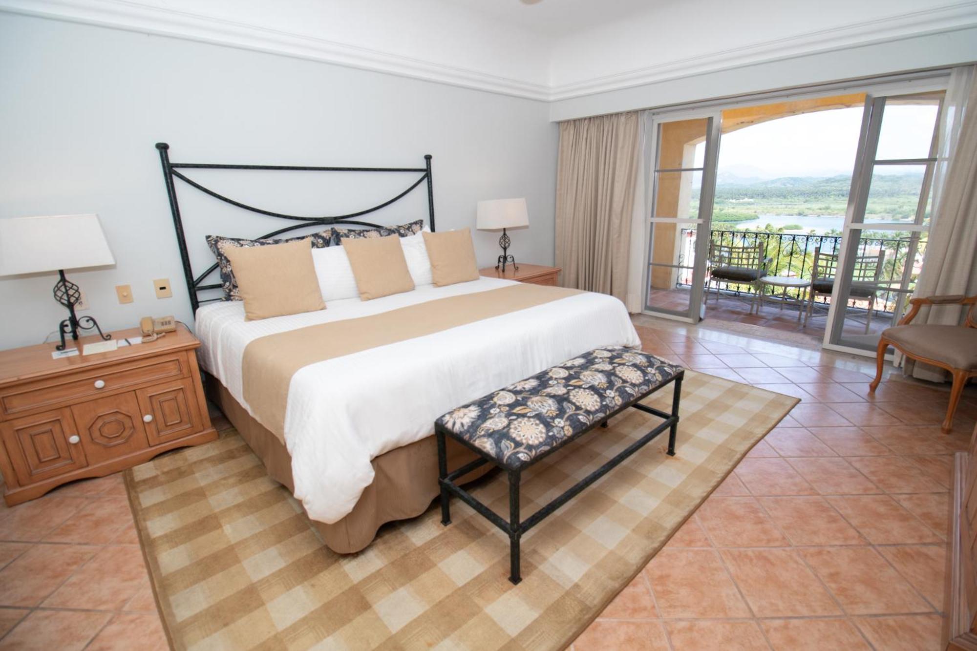 Grand Isla Navidad Golf & Spa Resort With Marina Барра-де-Навидад Экстерьер фото A bedroom at the Grand Palladium Resort and Spa