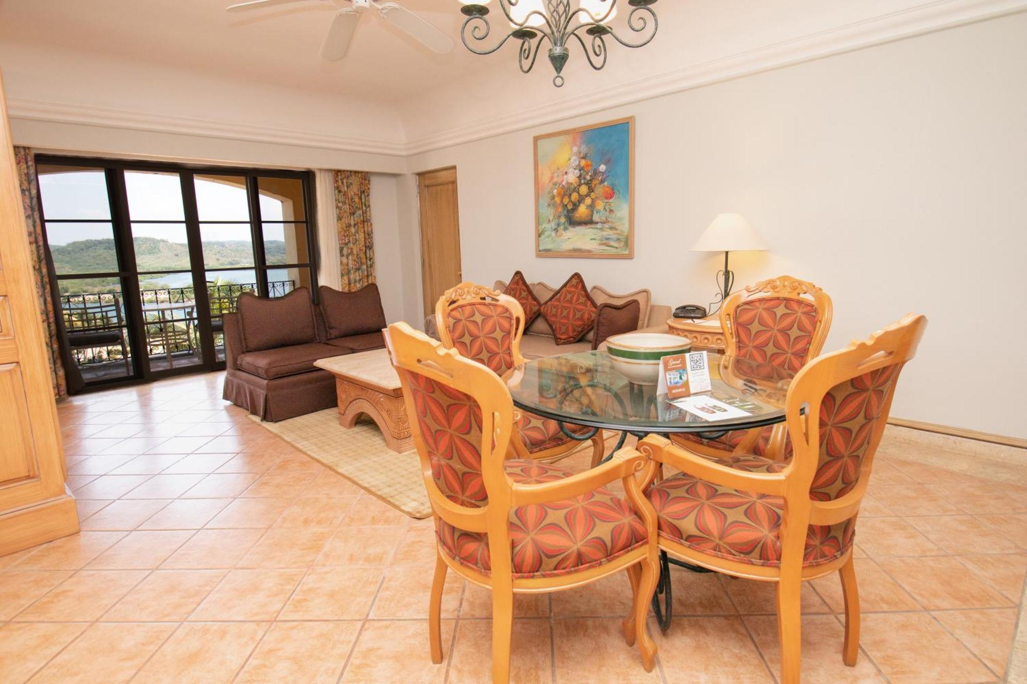 Grand Isla Navidad Golf & Spa Resort With Marina Барра-де-Навидад Экстерьер фото A living room in a typical apartment