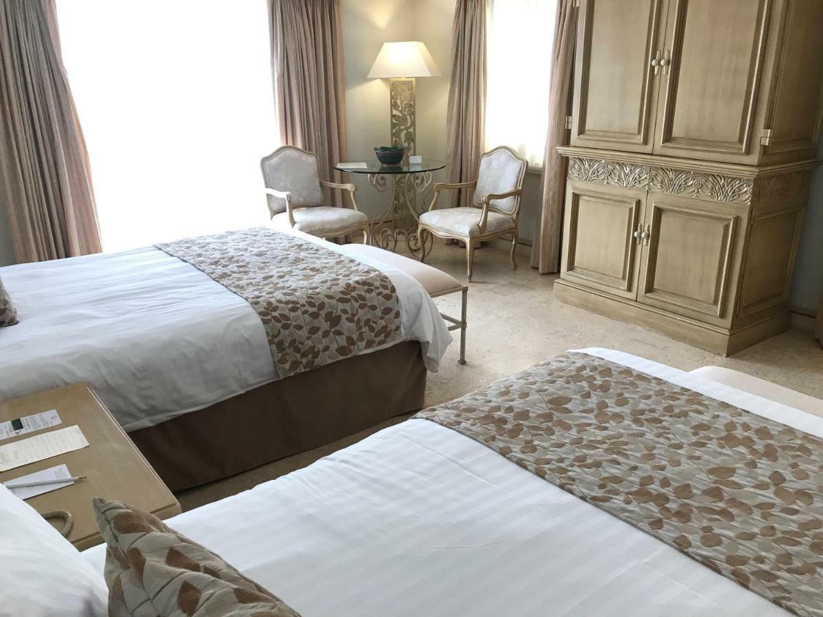 Grand Isla Navidad Golf & Spa Resort With Marina Барра-де-Навидад Экстерьер фото A bed runner
